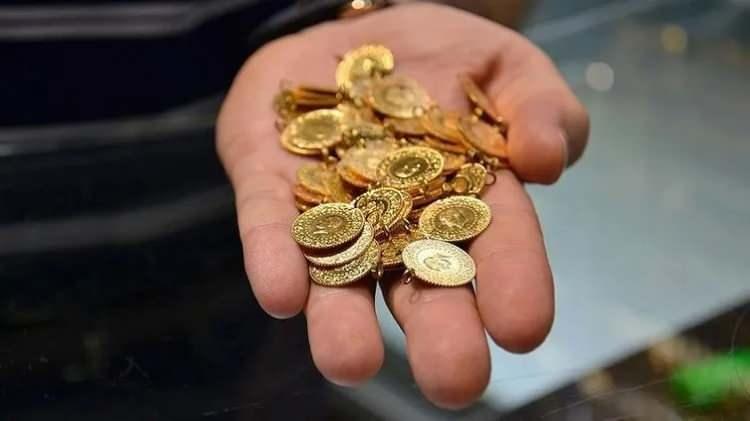 <p>Ama çok agresif dalgalanmalar gördüğümüz için ve yıllık getiriyi çok çabucak 4,5 ayda sürede yatırımcısına verdiği için zaman zaman kar satışları görüyoruz. Mesela 2 hafta önce yaşanan 300 dolar ons altın tarafında, 300 lira gram altın tarafında bu kar satışlarının yüzde 50'siydi. Diğer yüzde 50'si yine masada kalmaya devam ediyor.</p>