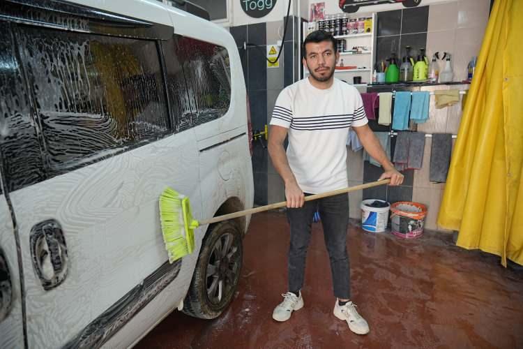 <p>Araç kiralama ve oto yıkama gibi çeşitli hizmetler alarak dolandırıcılıktan kazandıkları parayı Yanık'ın banka hesabına atan şahıslar, kayıplara karıştı.</p>