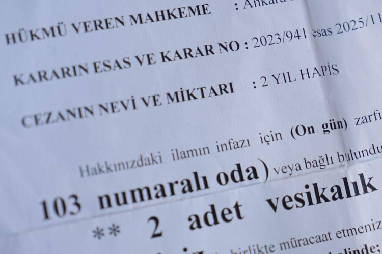 <p>Kendi adına birçok dava açıldığını öğrenen Yanık, devam eden mahkemeleri nedeniyle eylül ayında gitmesi gereken vatani görevi yerine cezaevine girebileceğini söyledi.</p>