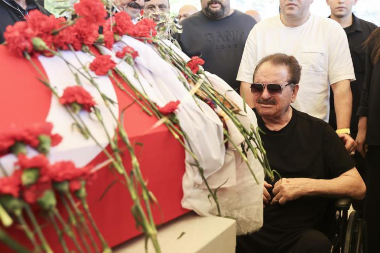 <p>Milletvekili Sırrı Süreyya Önder'in cenaze törenine katılan İbrahim Tatlıses, gözyaşlarını tutamadı.</p>