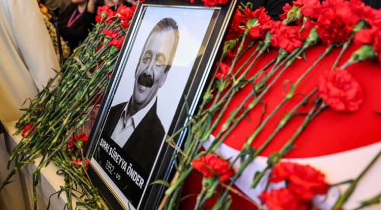 <p>Önder, 4 Mayıs Pazar günü düzenlenen cenaze töreninin ardından toprağa verildi.</p>
