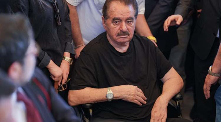 <p>Cenazeye katılan İbrahim Tatlıses gözyaşlarını tutamadı. Tatlıses, <em><strong>"Türkiye'nin başı sağ olsun. Bir barış adamını kaybettik. Dualarımız onunlaydı. 'Ya barış ya barış' dedi"</strong></em> şeklinde konuştu.</p>