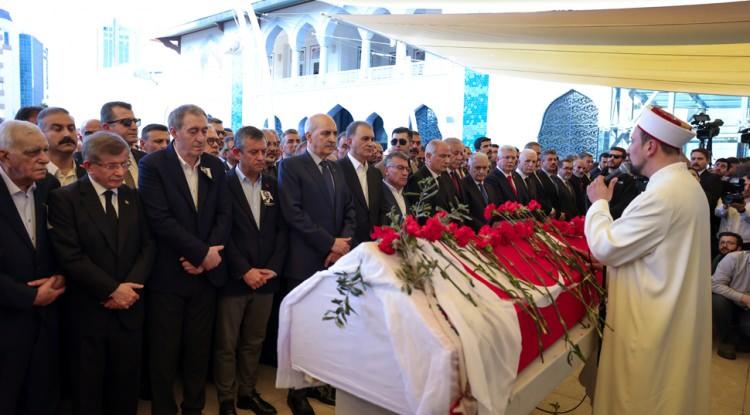 <p>Sırrı Süreyya Önder için Atatürk Kültür Merkezi'nde (AKM) veda töreni düzenlendi.</p>