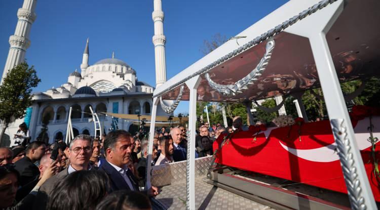 <p>Cenazesi, Barbaros Hayrettin Paşa Camii'nde kılınan cenaze namazının ardından Zincirlikuyu Mezarlığı'na defnedildi.</p>