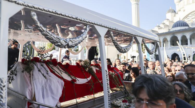 <p>Cenazede gözyaşlarını tutamayan Yılmaz Erdoğan, <em><strong>"Bir ölümle bu kadar çok şey kaybetmek her zaman yaşanacak bir şey değil. Sadece bir insanı değil, büyük bir muhabbetin, kelamın büyük ustasını kaybetti ülke. Başımız sağ olsun"</strong></em> dedi.</p>