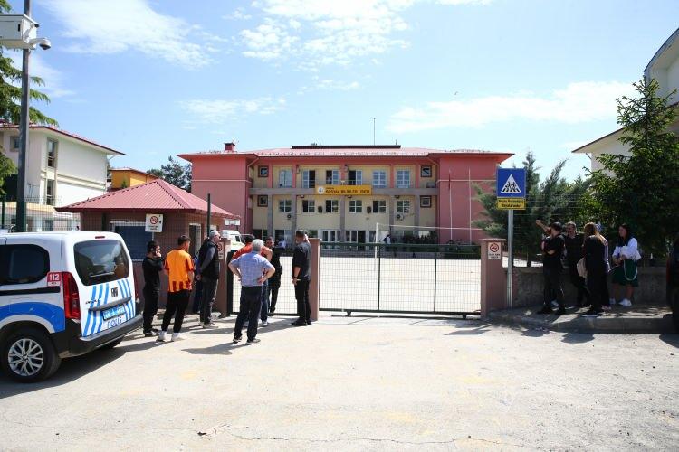 <p>Kız kardeşler, yere yığılırken, ihbarla okula sağlık ve polis ekipleri sevk edildi.</p>