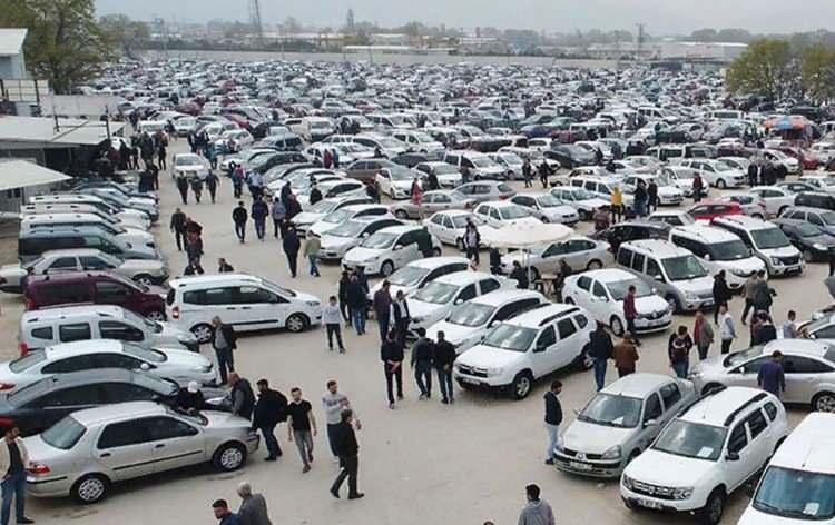 <p>Dünyanın her noktasında ihtiyacın yanı sıra yatırım aracı olarak kullanılan otomobillerin fiyatları Türkiye'de indi, dünyada ise artış yaşadı.</p>

