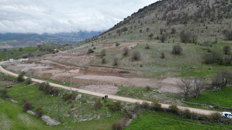 <p>Bu kez Eyekkıran mevkisindeki 172 numaralı ada üzerinde bulunan Şahin kardeşlere ait tarla alanı yerleşim yeri olarak belirlendi. İstimlak işlemlerinin tamamlanmasının ardından hazırlanan yerleşim planı doğrultusunda şantiye kurulup çalışmalara başlandı. </p>
