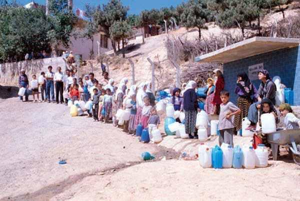 <p>Aynı dönemde CHP'li belediye, İSKİ ihalelerini paravan olarak kurduğu şirketlere vererek büyük yolsuzluklara imza atmış ve İSKİ'nin 1,5 milyar dolarlık borç batağına saplandığı ortaya çıkmıştı. </p>