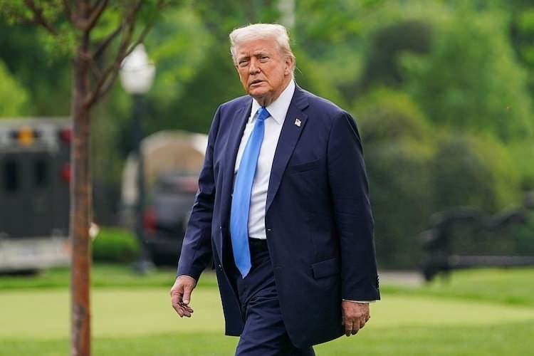 <p>Pentagon'un 40 yıllık başkanlık uçağı Air Force One yerine Boeing 747-8 uçağını kabul edeceğini belirten Trump, yeni uçağın "tamamen ücretsiz" olacağını vurguladı.</p>