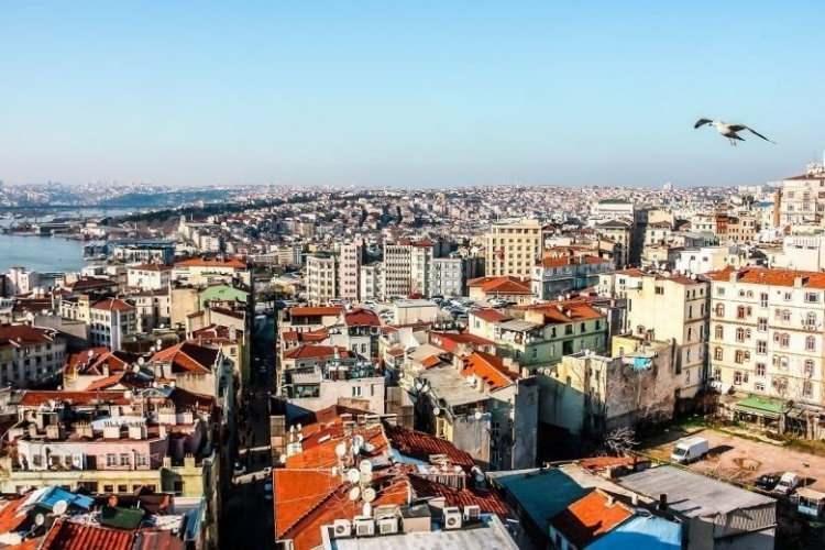 <p><em><strong>Bunu düzeltmek lazım. Özellikle zemini yumuşak olan bölgeleri ilk önce düzeltmek lazım. Bunları düzeltmek için kentsel dönüşüm projelerine daha fazla yönelmek lazım. Kentsel dönüşüm ile şehrin planlaması lazım"</strong></em> ifadelerini kullandı.</p>
