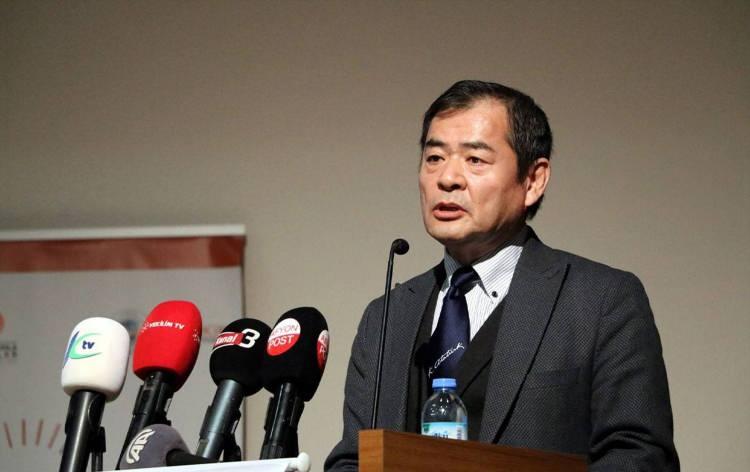 <p><span style="color:rgb(178, 34, 34)">“JAPONYA'DA İLKOKULDAN İTİBAREN DEPREM EĞİTİMİ BAŞLIYOR”</span></p>
<p>Küçük yaşlardan itibaren deprem farkındalığını öğretmek gerektiğinin altını çizen Yoshinori Moriwaki,<strong> "Japonya'da ilkokuldan itibaren deprem eğitimi başlıyor. Özellikle çizgi roman olarak deprem eğitimi küçük yaşlardan itibaren verilebilir"</strong> dedi.</p>