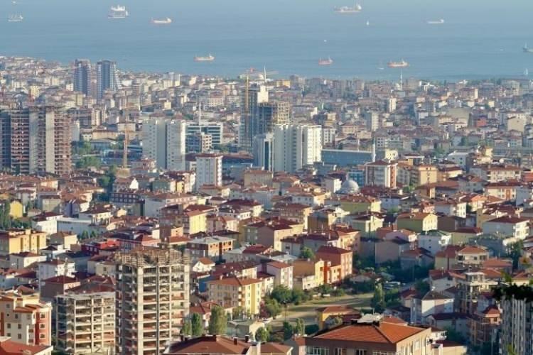 <p>Kuzey Anadolu fay hattı üzerinde 1999 ve 1912'de depremler yaşandığını hatırlatan Moriwaki, <em><strong>"Yalova Çınarcık ve Tekirdağ arasındaki 170 kilometrelik kısmı 3'e bölmek gerekebilir. 23 Nisan'da Silivri açıklarında yaşanan 6.2'lik deprem ile bu anlattığım bölgenin ortası biraz kırıldı.</strong></em></p>
