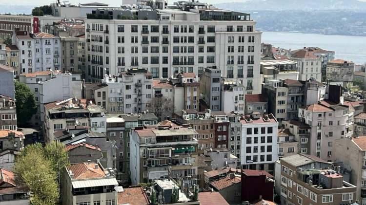 <p>Ancak henüz Adalar ve Çınarcık bölgesindeki fayda kırılma olmadı. O bölgede enerji henüz duruyor. Ne zaman olacağı bilinmez ancak bu bölgede de deprem olabilir. 23 Nisan'da 6.2'lik depreminin ardından biraz enerji boşalması oldu ama daha enerji var. Türkiye deprem ülkesi" açıklamalarında bulundu.</p>
