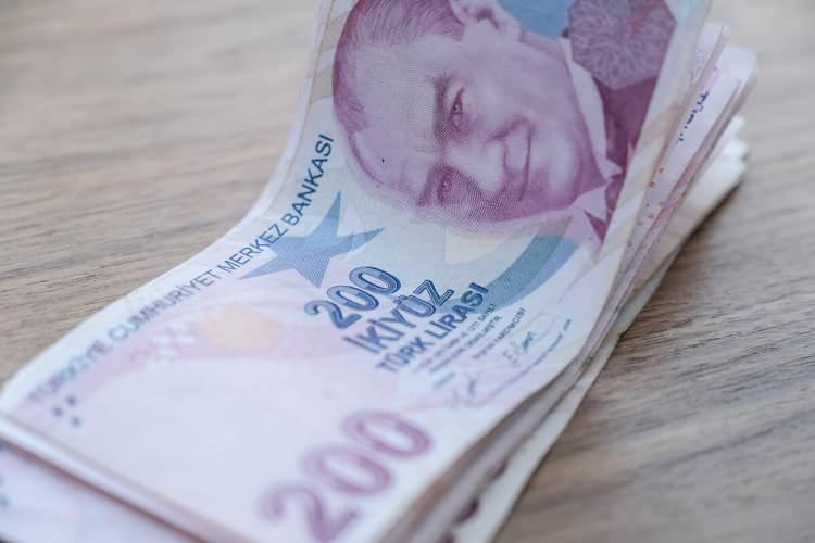 <p><strong>FİİLİ HİZMET SÜRESİ ZAMMI NEDİR?</strong></p>
<p>Fiili hizmet süresi zammı; madencilik, radyasyonla çalışma gibi ağır ve yıpratıcı işlerde çalışanların, çalışma sürelerine ek süre kazandırarak daha erken emekli olmalarını sağlayan bir haktır. Bu hak, belirli meslek gruplarına tanınmakta.</p>
<p> </p>