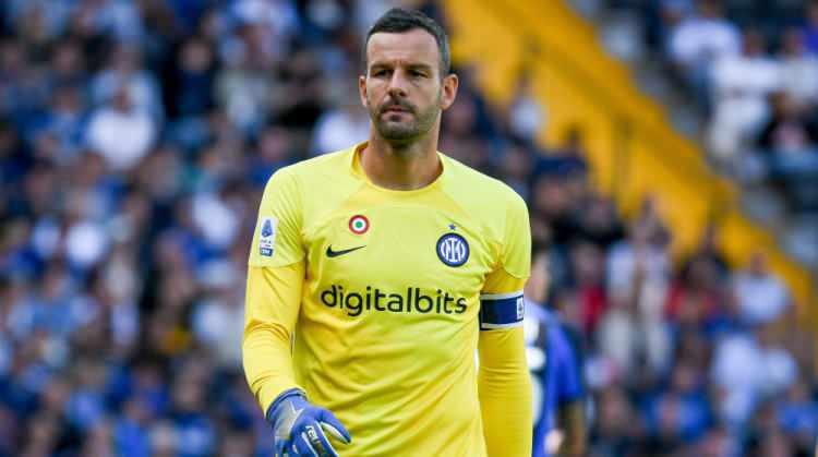 <p>Durumu yönetmek imkansız hale gelmişti. Olmazdı. Ona iki şey söyledim, kaptanlık bandını alıp Handanovic'e verdim.</p>