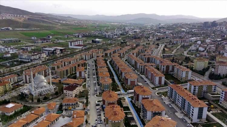 <p><strong>4- Yarısı Bizden'e nasıl başvuru yapılır?</strong></p>
<p> </p>
<p>e-Devlet başvurusuna gerek duyulmaz. Kat irtifakı kurulduktan sonra hak sahibi tespiti yaptırmak üzere ilçe belediyesine başvurur. Bakanlıkça belirlenen randevu gününde hak sahibi ile hibe taahhütnamesi ve kredi sözleşmesi imzalanır.</p>
<p> </p>