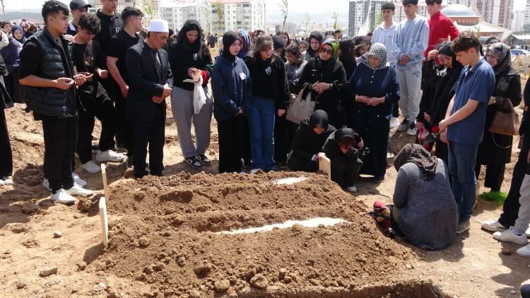<p>Burada kılınan cenaze namazının ardından iki kardeşin cenazeleri sıra mezarlığında dualar ve gözyaşları arasında toprağa verildi.</p>
