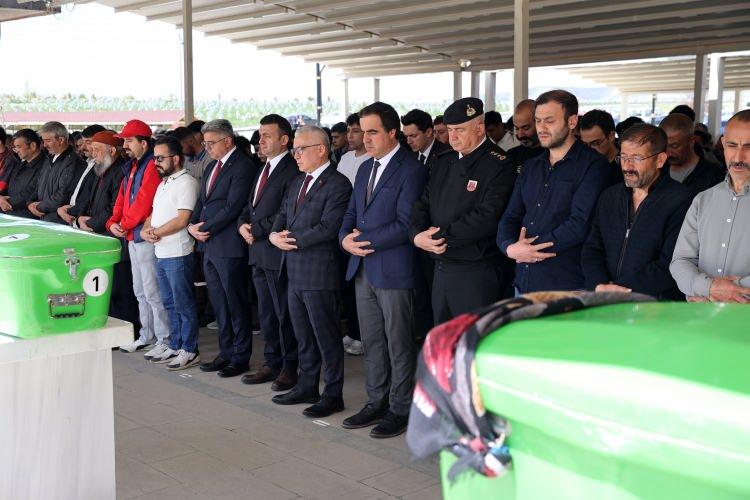 <p>Dün hastanede otopsi işlemleri tamamlanan Umutcan ve milli kayak sporcusu olduğu öğrenilen lise 10'uncu sınıf öğrencisi kardeşi Melisa Şimşek'in cenazeleri, ailelerine teslim edildi.</p>
<p> </p>