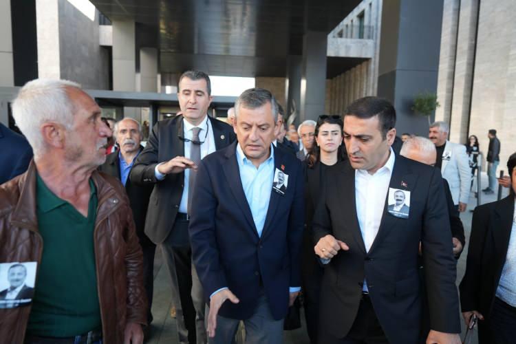 <p>Çoklu organ yetmezliği sonucu hayatını kaybeden, TBMM Başkanvekili ve DEM Parti İstanbul Milletvekili Sırrı Süreyya Önder için Atatürk Kültür Merkezi'nde (AKM) düzenlenen tören sonrası, CHP Genel Başkanı Özgür Özel'e saldırı düzenlendi.</p>