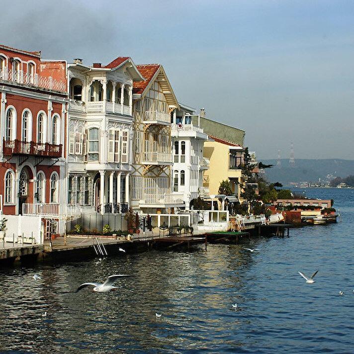 <p>Konut kredisi faiz oranlarının yükselmesi ve 23 Nisan’da yaşanan deprem sonrası yaşanan gayrimenkul sektörü fırsatçılığı derken İstanbul'un bazı semtlerinde dairelerin metrekare fiyatları 200 bin TL'yi aşıyor. </p>
<p> </p>