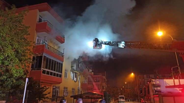 <p>Bina sakinleri panik ve korku ile uykularından uyanırken, ihbar üzerine adrese itfaiye, polis, AFAD ve sağlık ekipleri sevk edildi.</p>