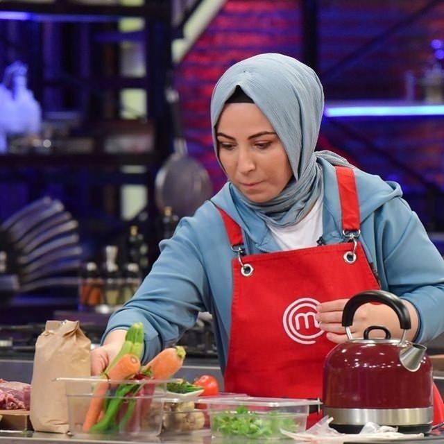 <p>MasterChef 2019 sezonu ve 2023 sezonuna katılan isimlerden biri olan Eda Karabulut yeni haliyle herkesin beğenisini topladı. </p>