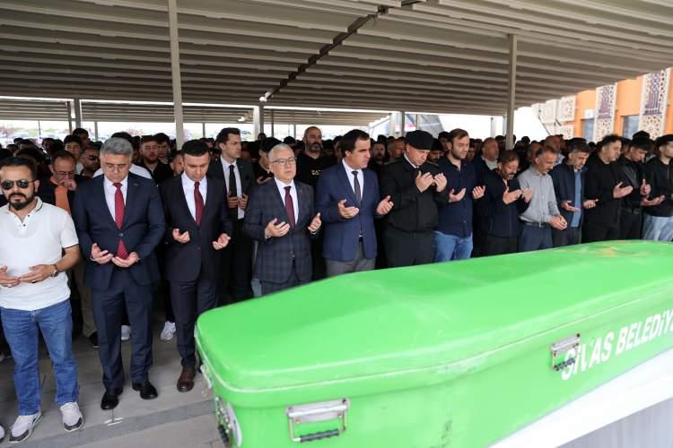 <p>Cenazeye Sivas Valisi Yılmaz Şimşek, Belediye Başkan Yardımcısı Ramazan Baker, İl Jandarma Komutanı Albay Adem Taşkın, ailenin yakınları, Umutcan ve Melisa'nın arkadaşları ile kalabalık bir vatandaş topluluğu katıldı. </p>

