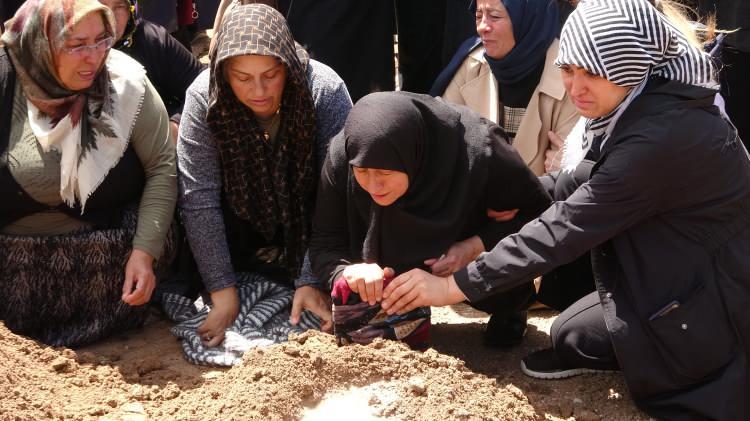 <p>Ayşegül Şimşek'in yakınlarının desteğiyle ayakta durduğu gözlendi. Burada kılınan cenaze namazının ardından iki kardeşin cenazeleri sıra mezarlığında dualar ve gözyaşları arasında toprağa verildi.</p>