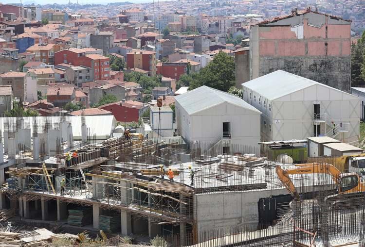 <p><strong>9- İlk konut/iş yeri için Yarısı Bizden desteği alan vatandaşlar diğer ev/ iş yerleri için de kampanyadan faydalanabilir mi?</strong></p>
<p> </p>
<p>Hak sahipleri bir konut için verilen 1 milyon 875 bin liralık desteğin ardından diğer her bir konutu için 1 milyon 750 bin lira kredi imkanından faydalanabilir. Bir iş yeri için 1 milyon lira dönüşüm desteğini alan hak sahibi diğer her bir dükkanı için ise 875 bin lira kredi desteğinden yararlanabilir.</p>
