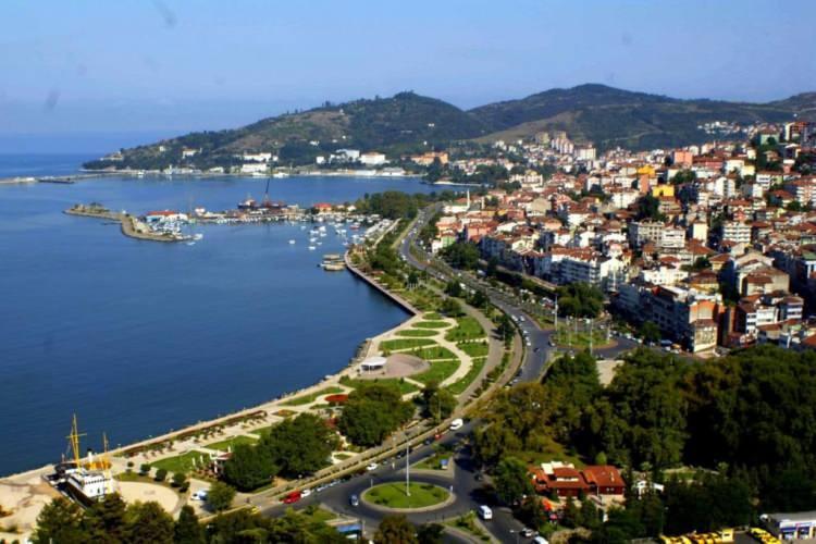 <p><span style="color:#B22222"><strong>ZONGULDAK</strong></span></p>

<p> </p>

<p>Kent merkezinin Üzülmez Deresi'nin ağız kısmında yer alması ve derenin ilk çağda "Sandra" adıyla anılması, burada kurulan yerleşmenin de "Sandaraca" adını taşıması nedeniyle, zamanla bu adın Zonguldak'a dönüştüğünü savlamaktadır.</p>
