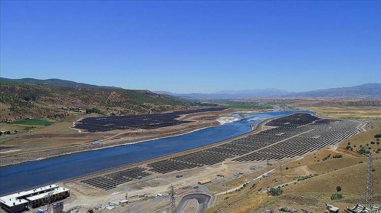 <p>Türkiye, 24 bin 944 megavatlık işletmedeki kapasitesiyle dünyada en çok hidroelektrik gücüne sahip 9. ülke konumunda. Türkiye'nin bu kapasitesi, küresel toplamın yaklaşık yüzde 2'sine denk geliyor.</p>
<p> </p>