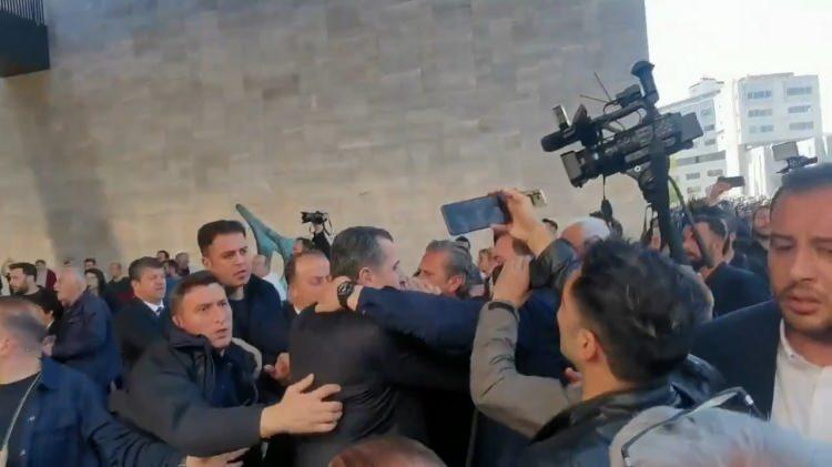 <p>Saldırıyı gerçekleştiren Selçuk Tengioğlu (66) gözaltına alındı. Olayın ardından Beyoğlu Şehit Haşim Usta Polis Merkezine götürülen şüphelinin sorgusu Asayiş Şube Müdürlüğünde sürü<span style="color:rgb(33, 37, 41)">yor.</span></p>