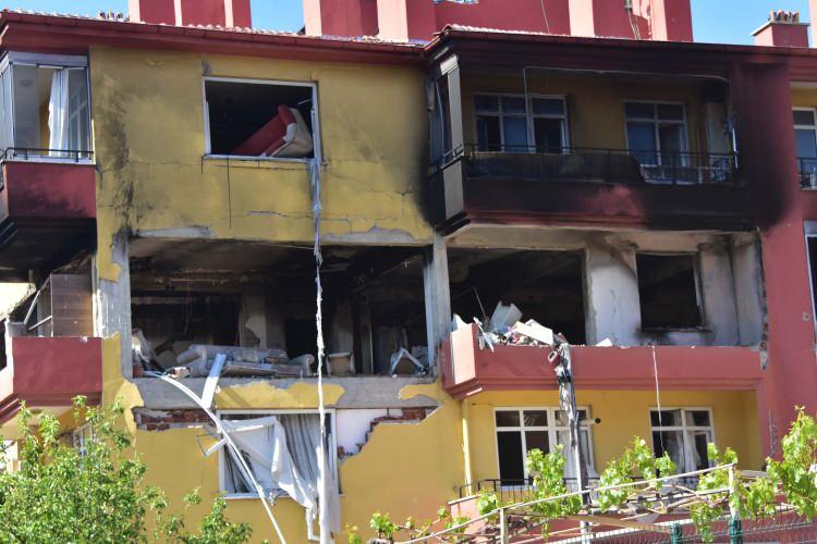 <p>İhbar üzerine adrese polis, itfaiye, sağlık, AFAD ve doğal gaz dağıtım şirketi ekipleri sevk edildi.</p>
<p>Yaralanan Osman Ç., yan dairede oturan Mukaddes A., Zehra A., Alişan A., Şeyma A. ile diğer katlarda yaşayanlarla birlikte toplam 13 kişi ambulanslarla kentteki hastanelere kaldırıldı.</p>