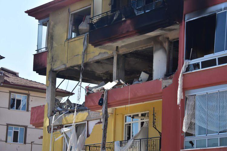 <p>Konya'nın Karatay ilçesi Gazi Osmanpaşa Mahallesi Menzil Caddesi'nde Karbel Siteleri'ndeki 71 kişinin oturduğu 4 katlı 17 daireli İkram Apartmanı'nın 3'üncü katında yaşayan Osman Ç.'nin evinde, saat 01.30 sıralarında patlama meydana geldi, ardından yangın çıktı. </p>