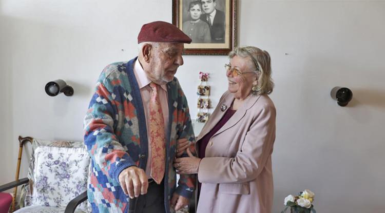 <p>Mehmet Ali Gücü, <em><strong>"Çalıştığım tüm okullarda benim için matematik değil, özel yetenekleri olan çocukları, yoksul çocukları hep hedef aldım ve ilgilendim. Bu konuda öğretmen arkadaşlarımla inanılmaz savaş verdim. İş yoksul çocuklara gelince o apayrı bir konuydu, onlara her desteği verirdim. Bütün derdim yoksul çocuklardı, nice yetenekler kayboluyor. Isparta`da köylerde yaşayan 115 yoksul öğrencinin aileleriyle görüşerek, `Okul bahçesinde yer yapıp onları orada toplayacağım, yatılı eğitim alacaklar.` dedim. Bahçeye çok güzel bir mutfak yaptırdım, aşçı tuttum. Onların yanında yattım. Öksüren olduğunda fırlayıp kalktım, üstü açılanın üstünü örttüm, ateşleri var mı diye yokladım. Böyle bir düzen kurup yatılı eğitim almalarını sağladım"</strong></em> şeklinde konuştu.</p>