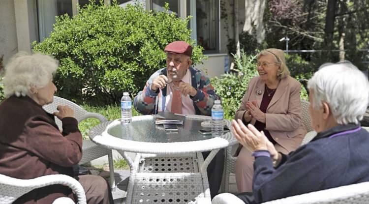 <p>Üniversite yıllarında, Amerika`da eğitim gören bir öğretmeninin huzurevlerini anlatmasından etkilendiğini belirten Gücü, şunları kaydetti: <strong><em>"Ülkemde Amerika`daki gibi huzurevleri açılırsa ben gider yerleşirim dedim. Yaradan da onaylamış, 12 yıldır burada yaşıyoruz. Varis sorunu olan eşimi de rahat ettirmek için huzurevine yerleşme hayalimi erkene aldım. Kararlıydım valizimi hazırladım, `İster gel ister gelme` dedim. Neden? Çünkü eşimin sağlığı için. Bunun adı 62 yıllık dayanışmadır. Evlat asla ailelerin kölesi değildir. Evladın böyle bir sorumluluğu asla olamaz. Asla çocuklarımın yaşamına gölge olmam. Buraya bilinçli olarak geldim."</em></strong></p>