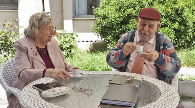 <p>Huzurevinde çeşitli aktiviteler yaparak günlerini geçiren çift, birbirlerini hâlâ kıskandıklarını ve birbirlerine çok ihtiyaç duyduklarını söyledi. Çift, huzurevindeki yaşamından memnun olduklarını ekledi.</p>