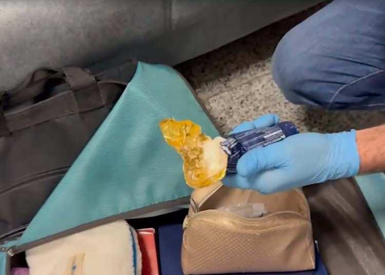 <p>Soruşturmayı derinleştiren polis, Adnan Menderes Havalimanı Dış Hatlar Terminali'nde 1 şüphelinin valizini kontrol etti. </p>
<p> </p>