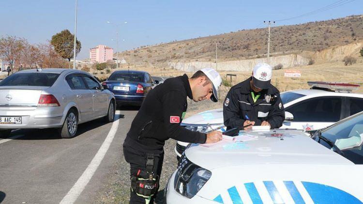 <p>Alkol veya uyuşturucu madde etkisiyle ya da başka bir nedenle emniyetli bir şekilde araç sevk ve idare edemeyecek halde olmasına rağmen araç kullananlara, 6 aydan 2 yıla kadar hapis cezası verilecek.</p>