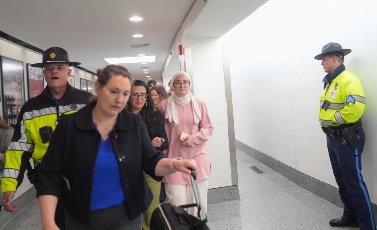 <p>Kefaletle serbest bırakıldığı gün avukatlarıyla geceyi Louisiana'da geçiren Öztürk, ilk uçakla Boston'daki Logan Airport isimli havalimanına indi.</p>