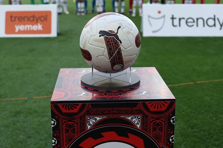 <p>Süper Lig'de son 17 sezonda şampiyonluğa ulaşan takımlar ve teknik adamları şöyle:</p>