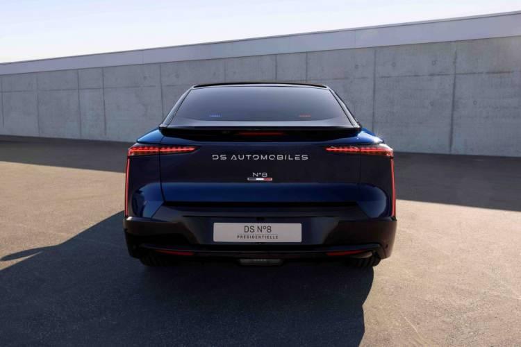 <p>Fransa bayrağının renklerini taşıyan aydınlatmalı ön ızgara, bayrak tutucular ve özel armalarla donatılan araç, DS Automobiles'in geleneksel zanaatkârlık ve ileri teknolojiyi buluşturan tasarım anlayışını yansıtıyor.</p>