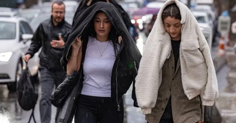<p>Meteoroloji'den açıklama geldi. Meteoroloji Genel Müdürlüğü (MGM), önümüzdeki beş günü kapsayan yeni hava durumu tahmin raporunu kamuoyuyla paylaştı. Rapora göre yurdun birçok bölgesinde yağışlar devam edecek. Özellikle İç Anadolu ve Güneydoğu Anadolu bölgelerinde yer yer sağanak yağmur ve dolu yağışları etkisini sürdürüyor.</p>