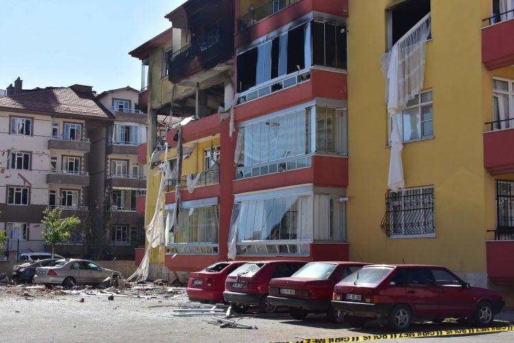 <p>Polis ekipleri çevredeki güvenlik önlemlerini sürdürürken, patlamanın olduğunu binaya kimse alınmadı.</p>