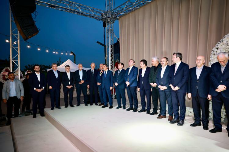 <p>Başkan Ali Tombaş, resmi X (twitter) hesabından nikah karelerine yer vererek evlatlarına dua etti ve davetlilerine teşekk&uuml;rlerini iletti.</p>
