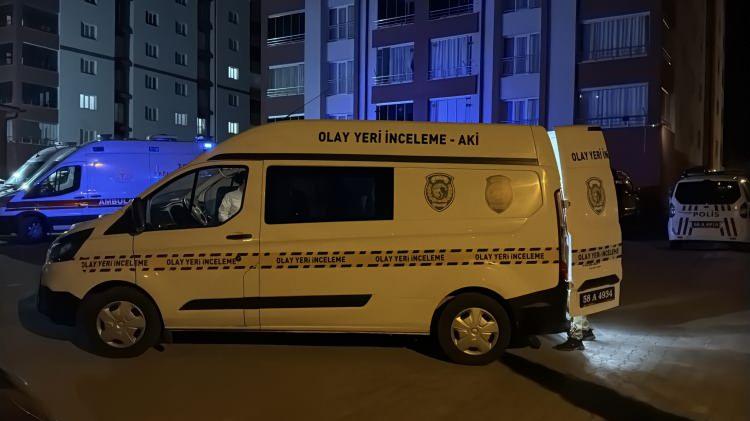 <p>Annenin feryatları üzerine komşuları 112 Acil çağrı Merkezine haber verdi. İhbar üzerine adrese polis ve sağlık ekipleri sevk edildi. </p>