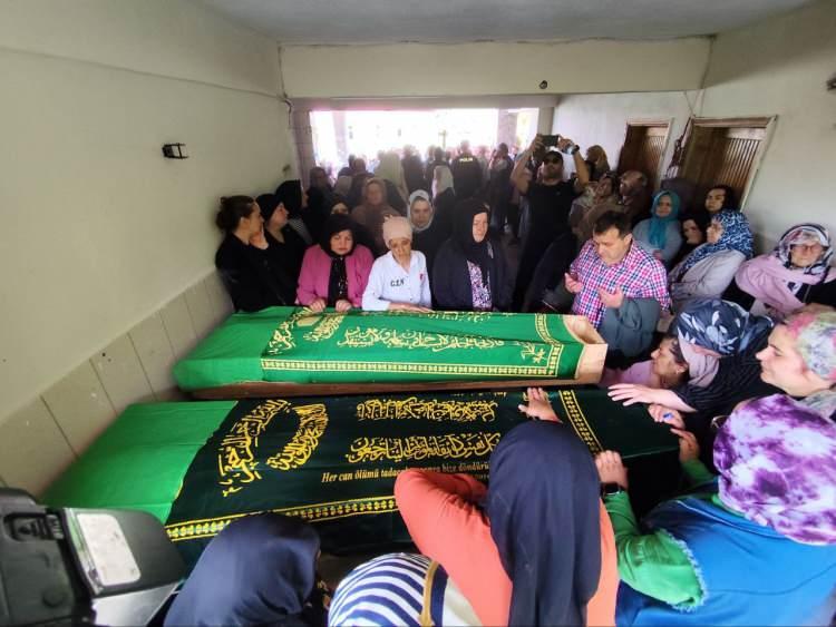 <p>Vali Serdengeçti, aile üyelerine taziye dileklerinde bulundu. İl Müftüsü Selçuk Kılıçbay'ın kıldırdığı cenaze namazları sonrası kardeşler, aile kabristanlığında toprağa verildi. </p>