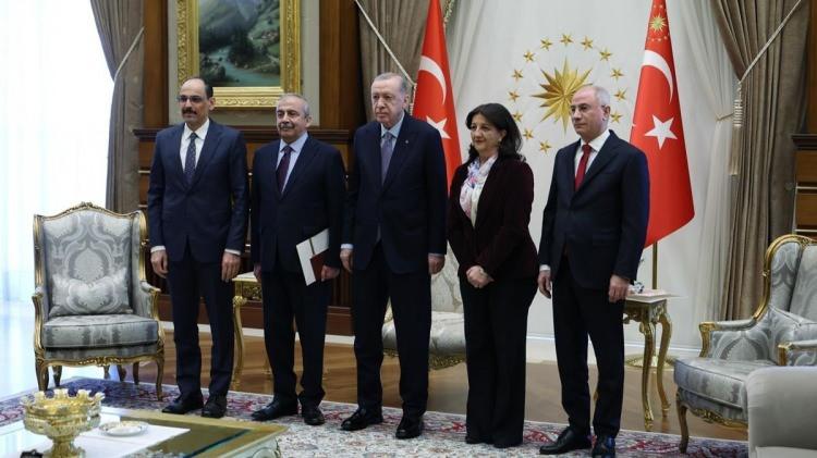 <p>AK Parti kaynakları <strong>"Buradaki kritik eşik silah bırakılması ve fesihti. Bu aşama geride kaldıktan sonra artık önümüze bakacağız. Biz bir süredir zaten hukuki konularda atılacak adımlarla ilgili çalışıyorduk. Elimizde hazır bir taslak var, ne yapacağımız belli. Örgütten gelecek açıklamadan sonra, biz de bu adıma karşı neler yapacağımızı masaya yatıracağız" </strong>dedi.</p>