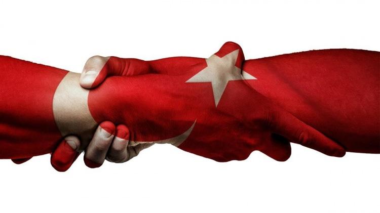 <p><strong><span style="color:rgb(178, 34, 34)">AK PARTİ’DE KIRMIZ ALARM</span></strong></p>
<p>Bu arada, önümüzdeki dönemde toplumda yanlış anlaşılacak açıklamalar konusunda AK Parti âdeta kırmızı alarm durumuna geçti. AK Parti'nin süreci yönetmekle görevlendirilen heyetin Cumhurbaşkanı Erdoğan'la yaptığı toplantıda 'Terörsüz Türkiye'ye ilişkin açıklamalar konusunda çok dikkatli olunması gerektiği üzerinde duruldu.</p>